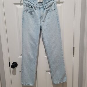 Mid Rise 90s Straight Jean Light Wash